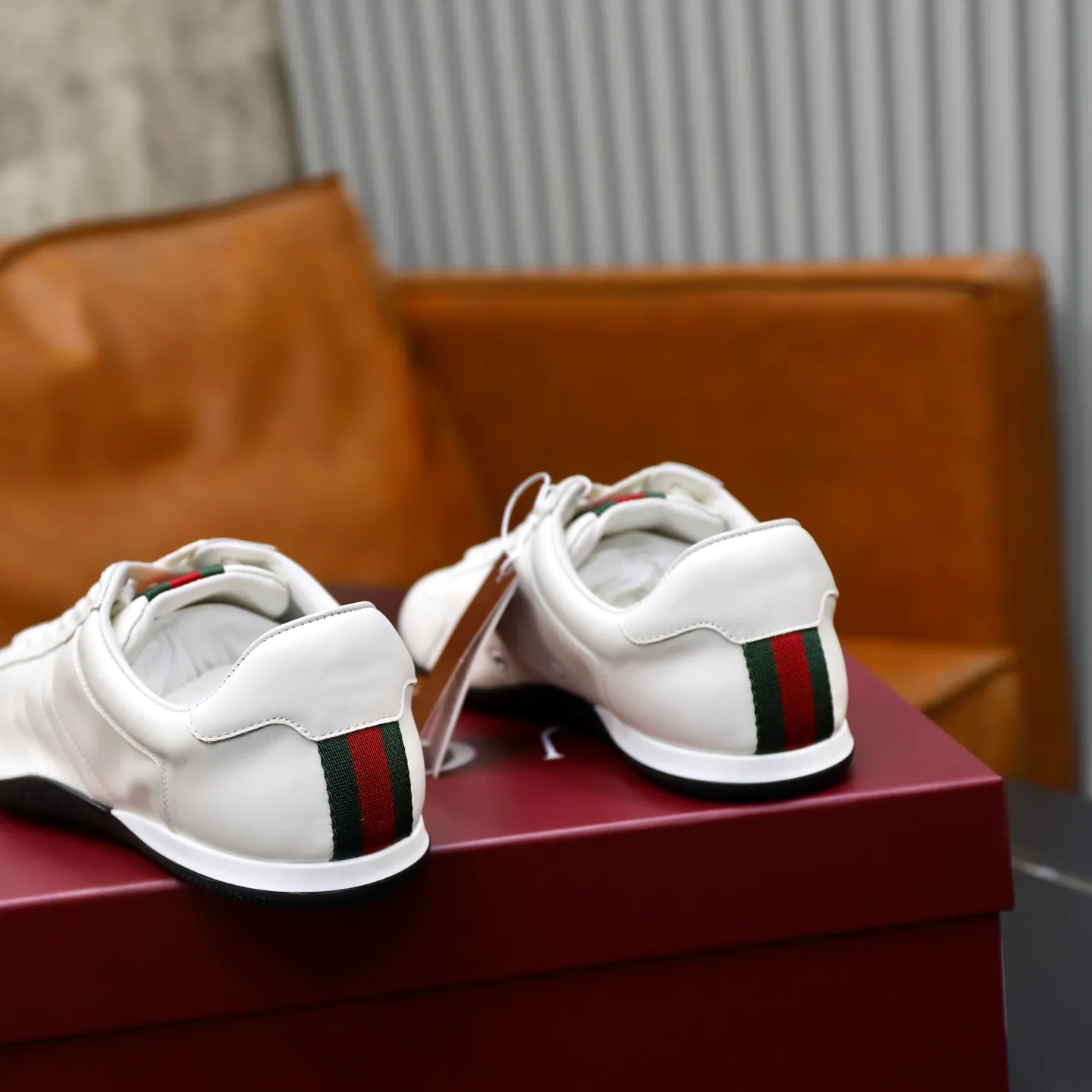 Ex-factory price: 580💰💰Gucci Shift series couple's sports shoes ❗❗ The Gucci Shift series is newly launched, with a lightweight design that reinterprets sports style. The neat silhouette adds a sense of freedom and exudes sophistication when moving. The webbing detail runs like an endless ribbon throughout the design, and the side seam details add a finishing touch. ❗Original development ❗Washed effect cowhide upper ❗Two-color Tpu outsole ❗Size: Female 35-41 Male 39-45